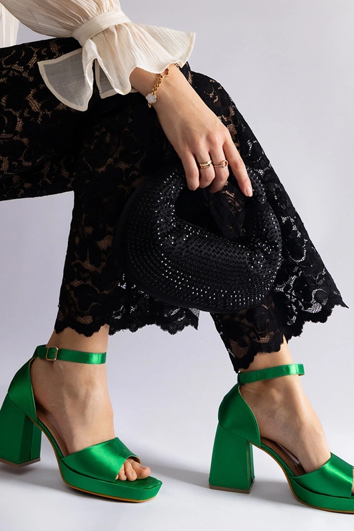 Sandali con tacco spesso in raso...