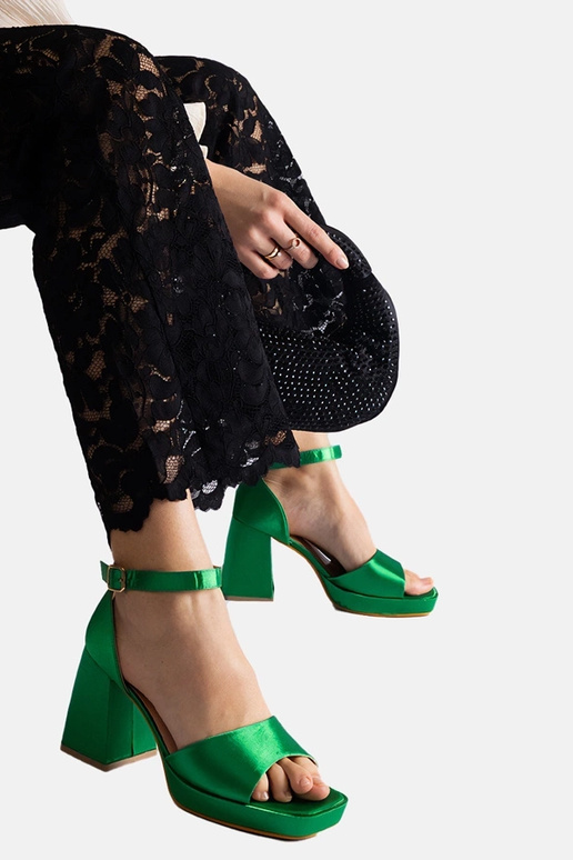 Sandali con tacco spesso in raso...