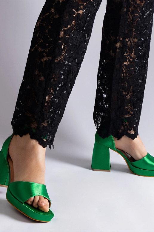 Sandali con tacco spesso in raso...