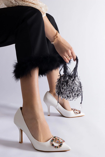 Scarpe col tacco alte bianche decorate con zirconi colorati Callsa
