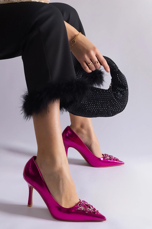 Decolleté in vernice rosa decorate...