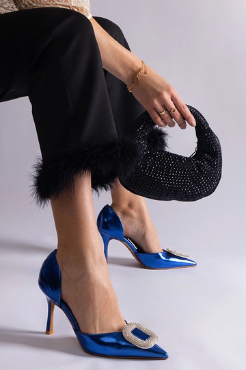 Scarpe col tacco blu...