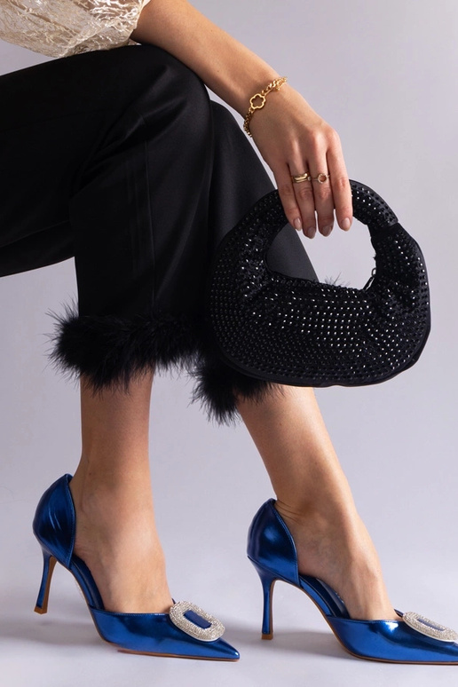 Scarpe col tacco blu decorate con...