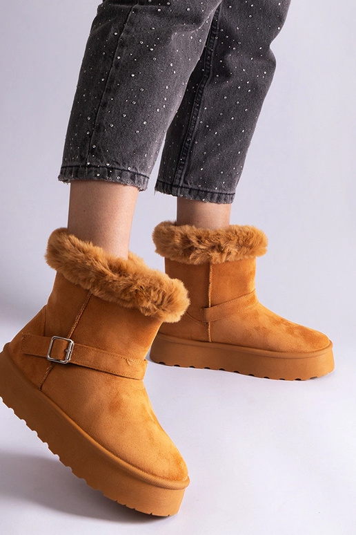 Stivali da neve marroni isolati...