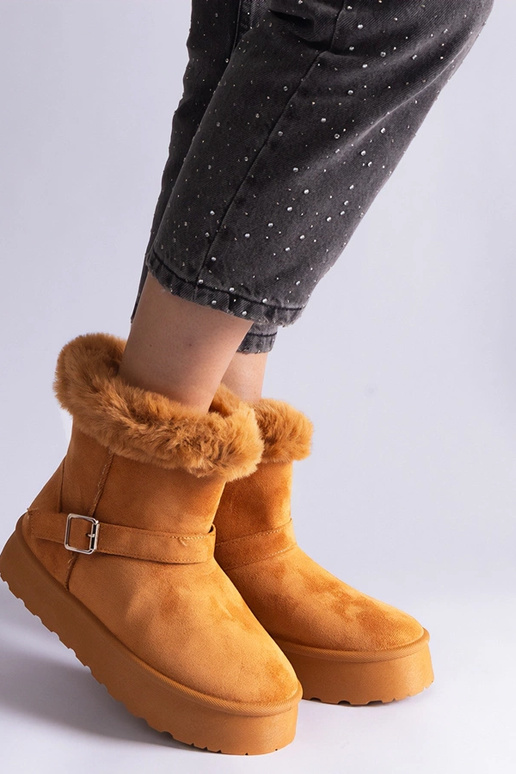 Stivali da neve marroni isolati...