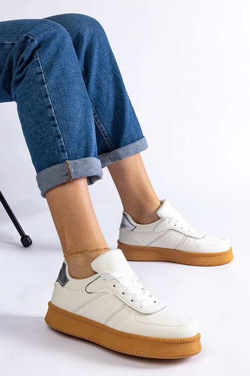 Sneakers bianche con lacci sulla...