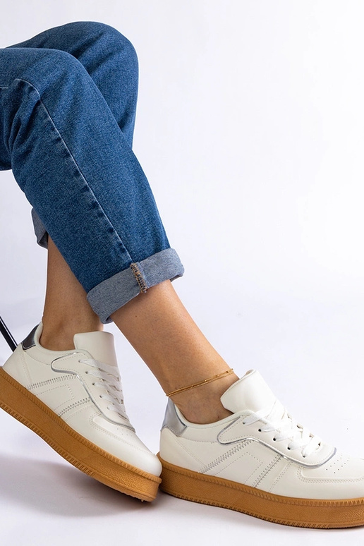 Sneakers bianche con lacci sulla...