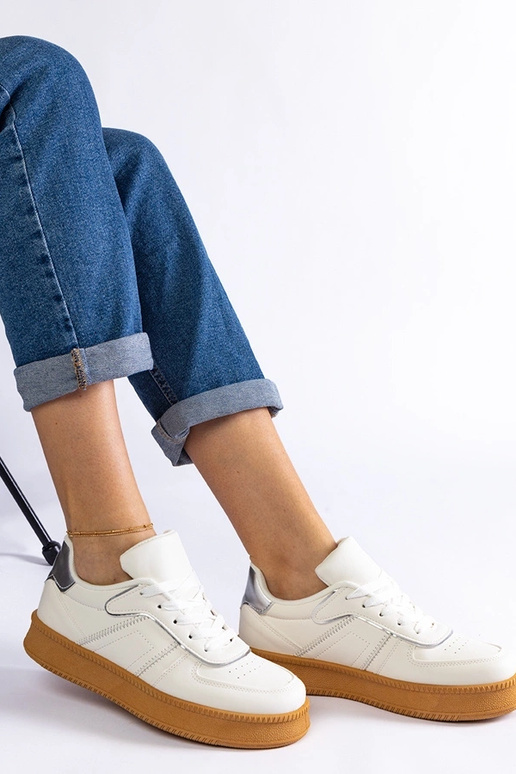 Sneakers bianche con lacci sulla...