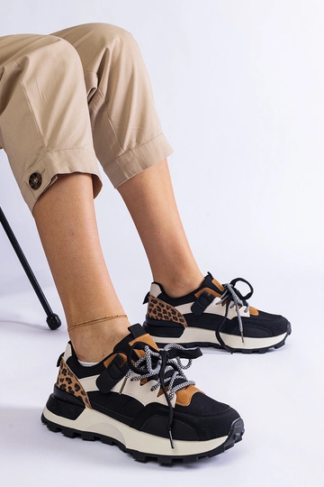 Sneakers nere decorate con...