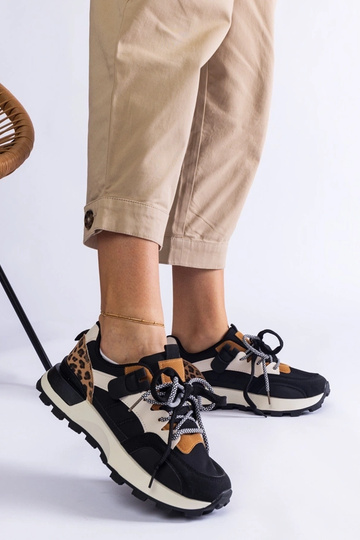 Sneakers nere decorate con... 2