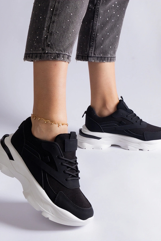 Sneakers nere con suola più spessa...