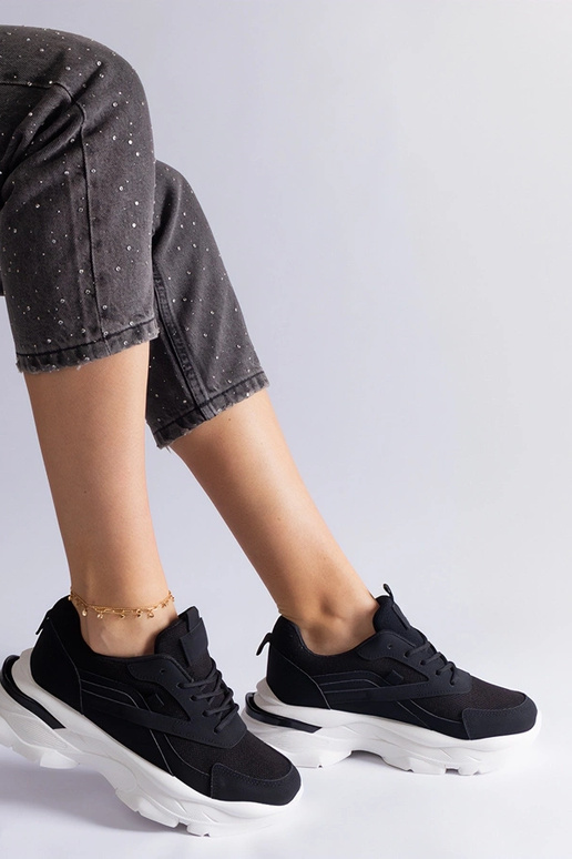 Sneakers nere con suola più spessa...