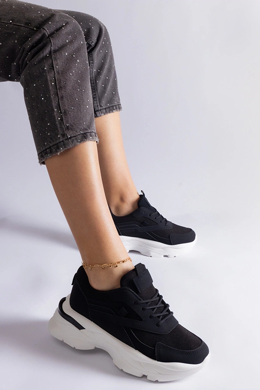 Sneakers nere con suola più spessa...