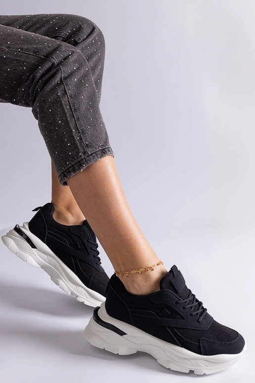 Sneakers nere con suola più spessa...