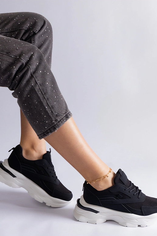 Sneakers nere con suola più spessa...