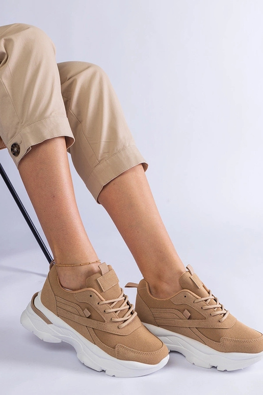 Sneakers marroni con suola più spessa...