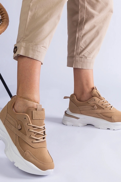 Sneakers marroni con suola più spessa...