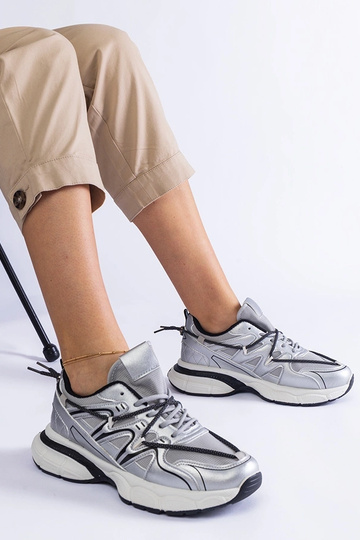 Sneakers da donna color argento con suola Colunga massiccia