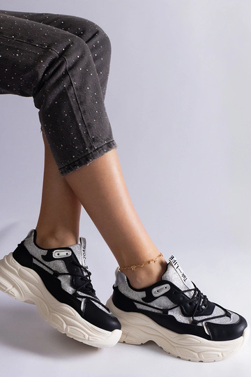 Sneakers nere con inserti...