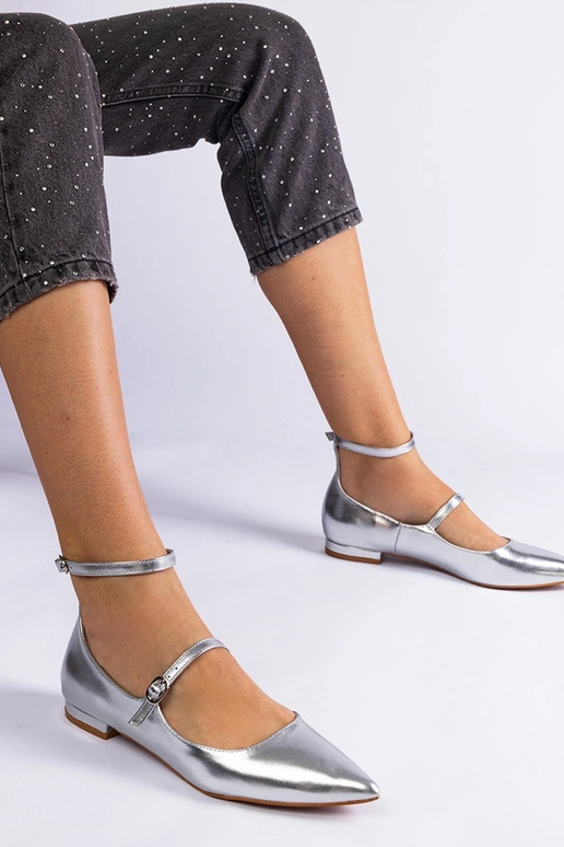 Décolleté piatte argentate con fibbie...