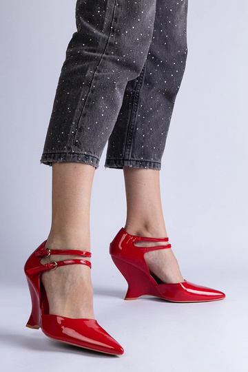 Décolleté in vernice rossa con zeppa e fibbie di Vizario 2