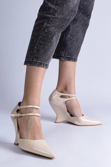 Décolleté in vernice beige con zeppa e fibbie di Vizario 2