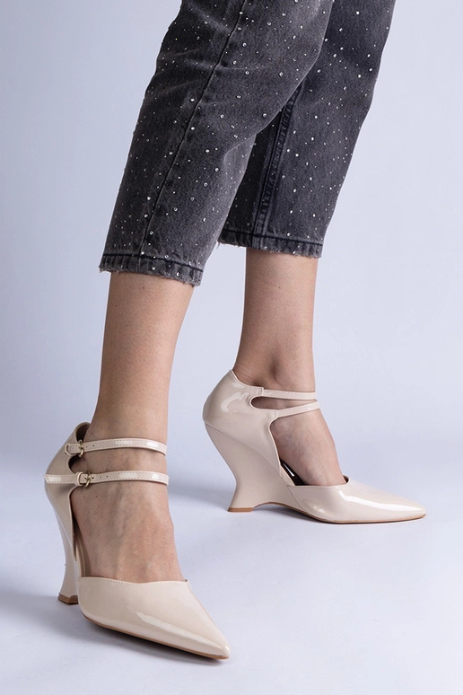 Décolleté in vernice beige con zeppa...