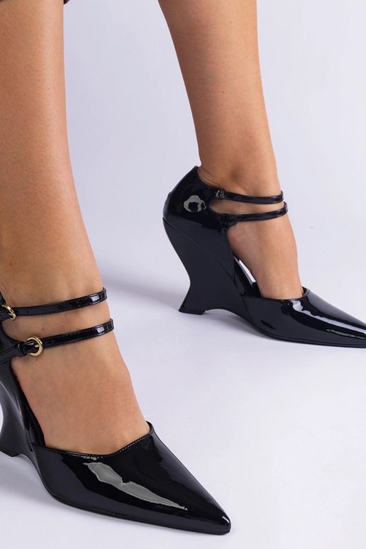 Décolleté in vernice nera con zeppa e...