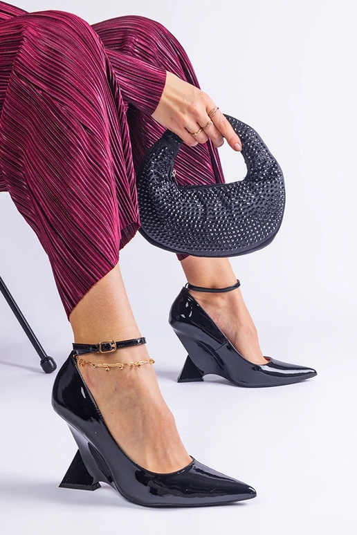 Czółenka nere in vernice su zeppa...