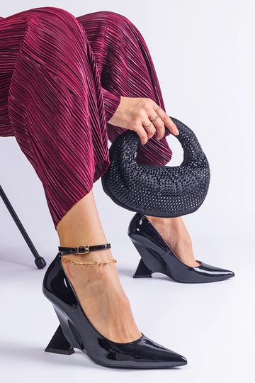 Czółenka nere in vernice su... 2