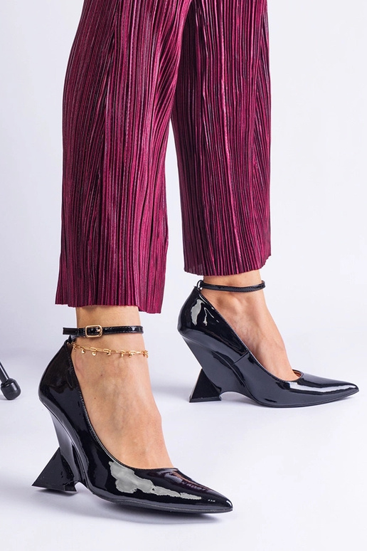 Czółenka nere in vernice su zeppa...