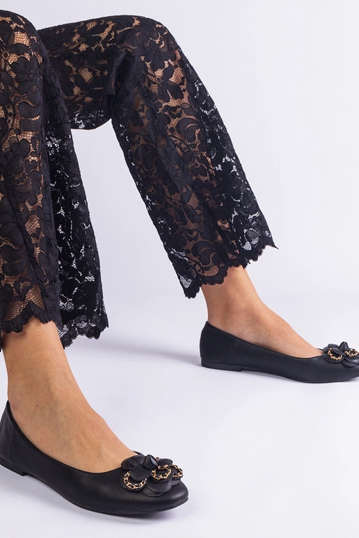 Ballerine nere decorate con un fiore...