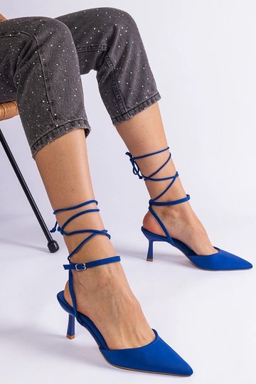 Stiletto blu con punta... 2