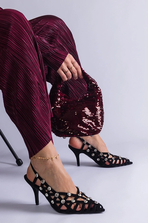 Sandali neri intrecciati con pietre...