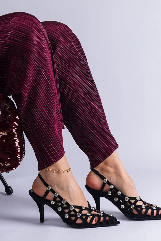 Sandali neri intrecciati con pietre...