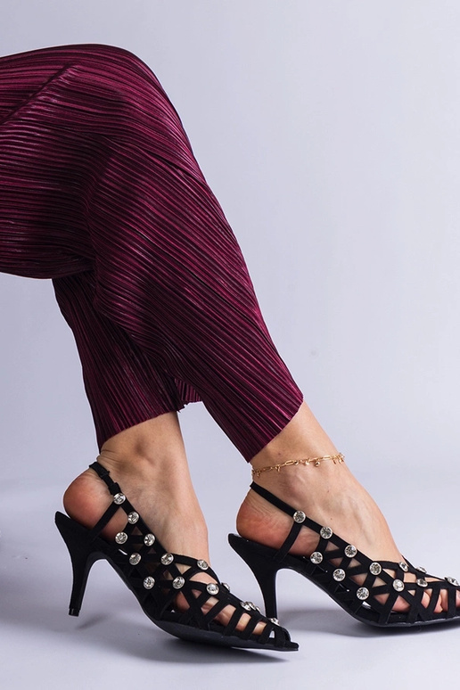 Sandali neri intrecciati con pietre...