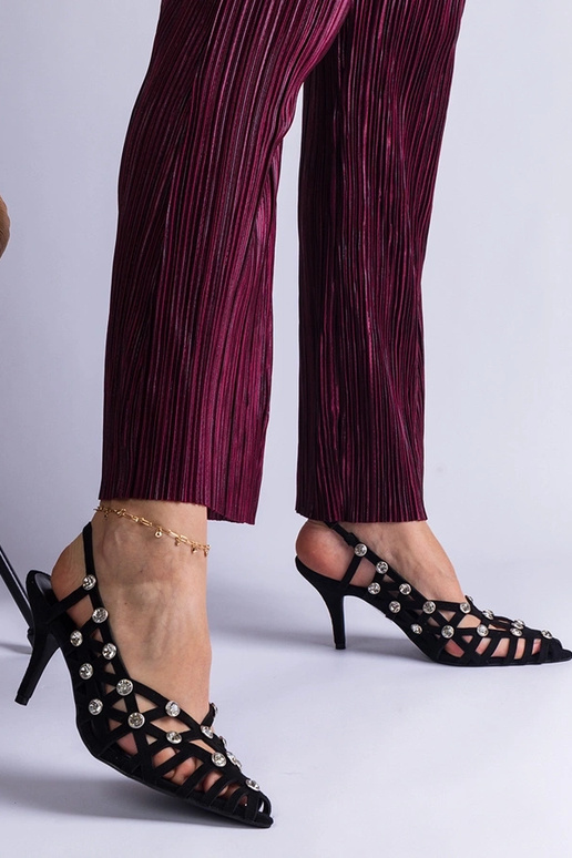 Sandali neri intrecciati con pietre...