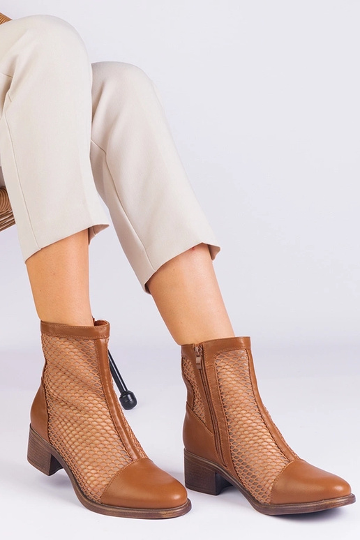 Stivaletti in rete marrone con tacco...