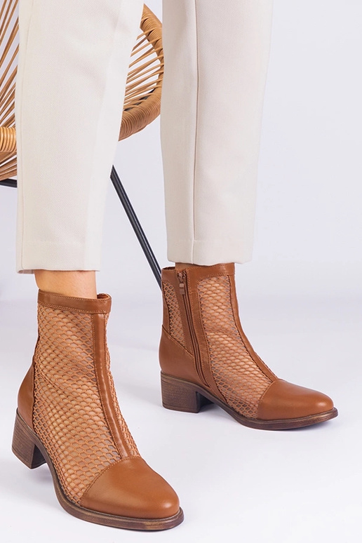 Stivaletti in rete marrone con tacco...