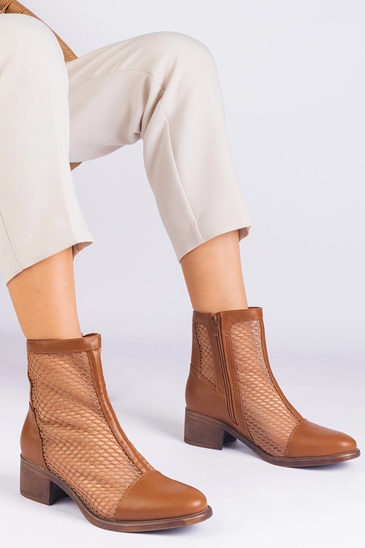 Stivaletti in rete marrone con tacco...