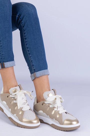 Sneakers beige da donna con allacciatura decorativa Grejs