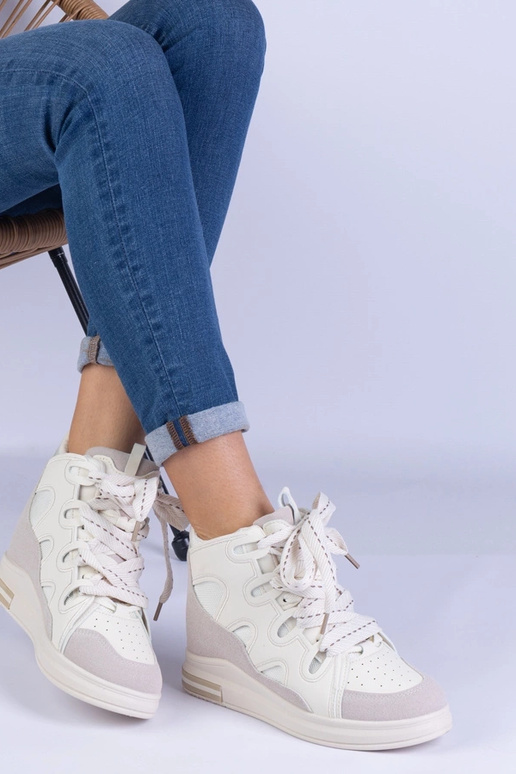 Sneakers bianche da donna con lacci...