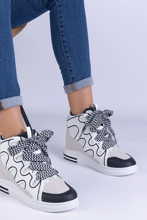 Sneakers bianche da donna con lacci...