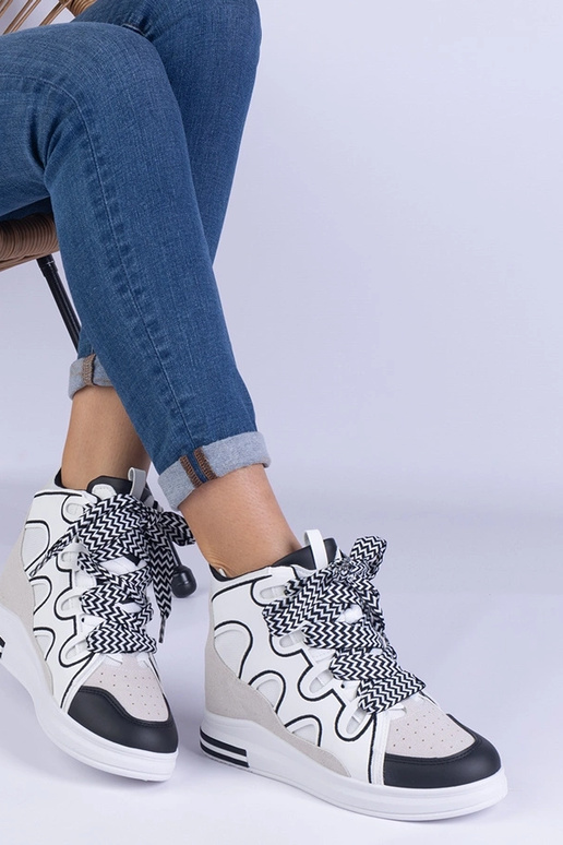 Sneakers bianche da donna con lacci...