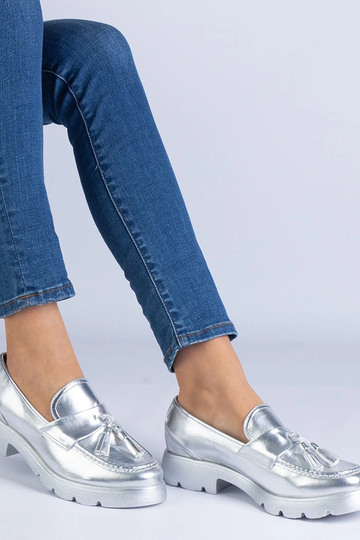 Scarpe classiche argento con frange Esitta