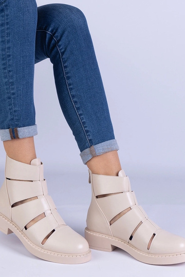 Stivali beige in ecopelle con ritagli e tacco basso Kalipso