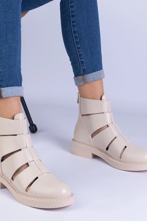 Stivali beige in ecopelle con ritagli...