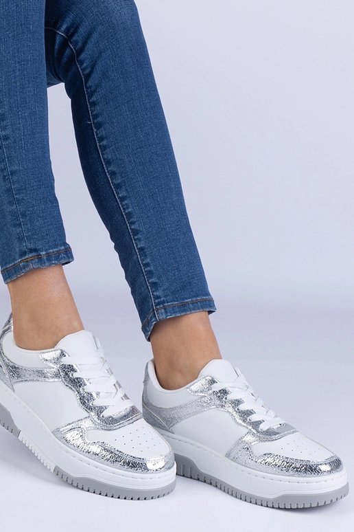 Sneakers argentate con suola spessa...