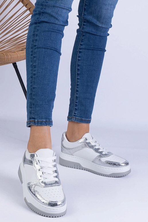 Sneakers argentate con suola spessa...