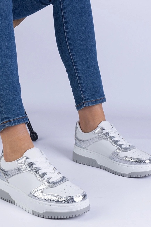 Sneakers argentate con suola spessa...